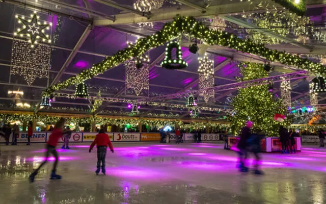 De overdekte schaatsbaan