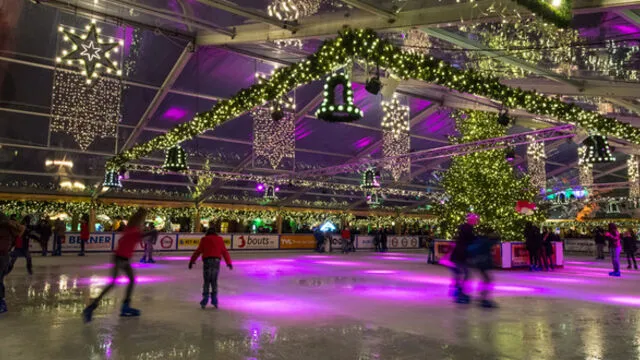 De overdekte schaatsbaan