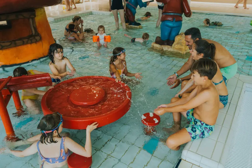 Indoor water paradise with 4 slides & 4 swimming pools