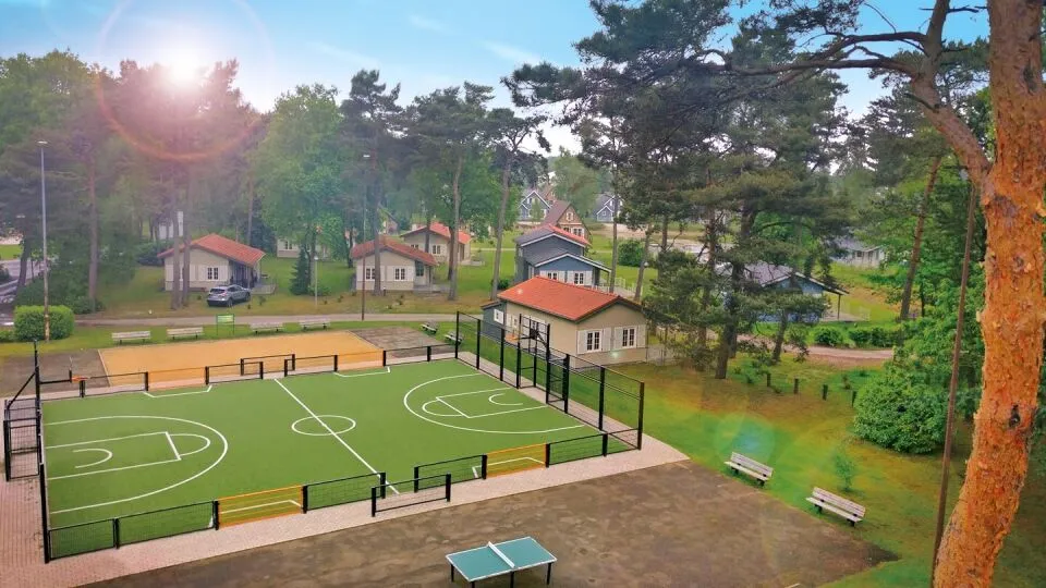 Multifunctioneel voetbal- en basketbalveld